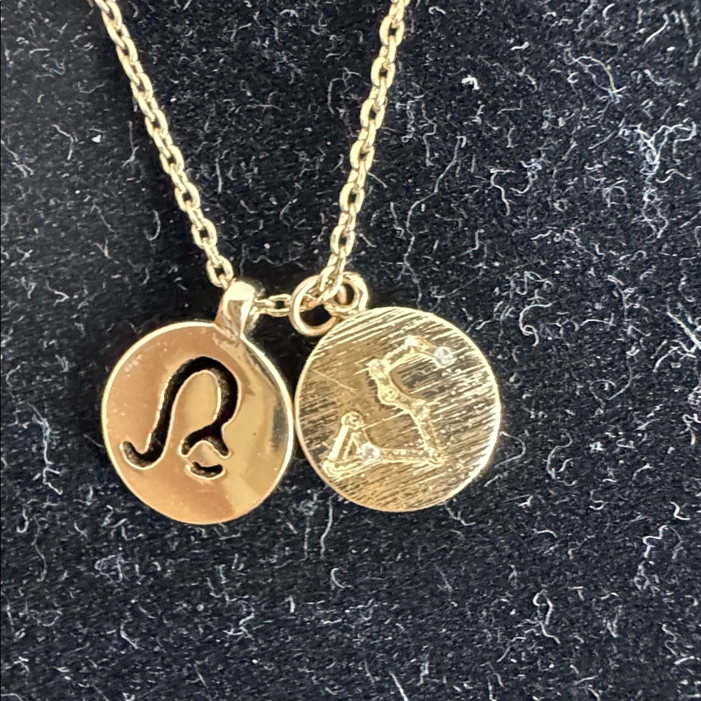 Fun set of 4 necklaces chains in gold tone with Leo sign
Pendants - Picture 8 of 9